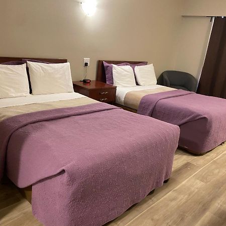 Imperial Motel 100 Mile House Bagian luar foto
