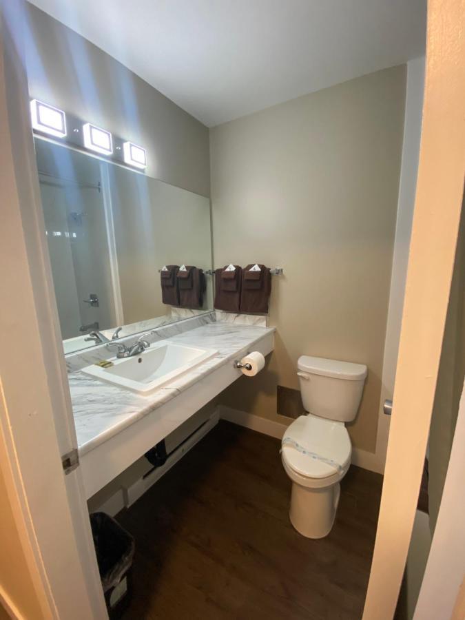 Imperial Motel 100 Mile House Bagian luar foto