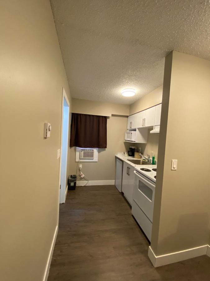 Imperial Motel 100 Mile House Bagian luar foto