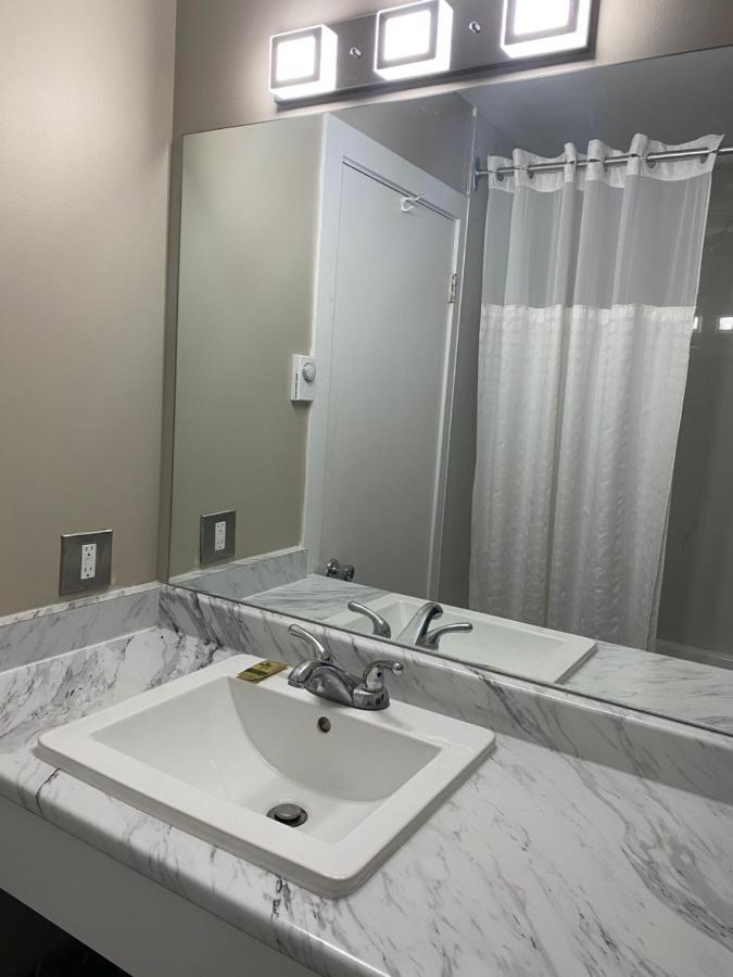 Imperial Motel 100 Mile House Bagian luar foto