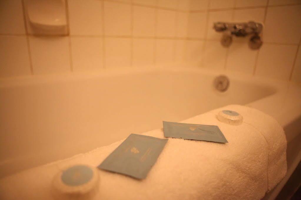 Imperial Motel 100 Mile House Bagian luar foto