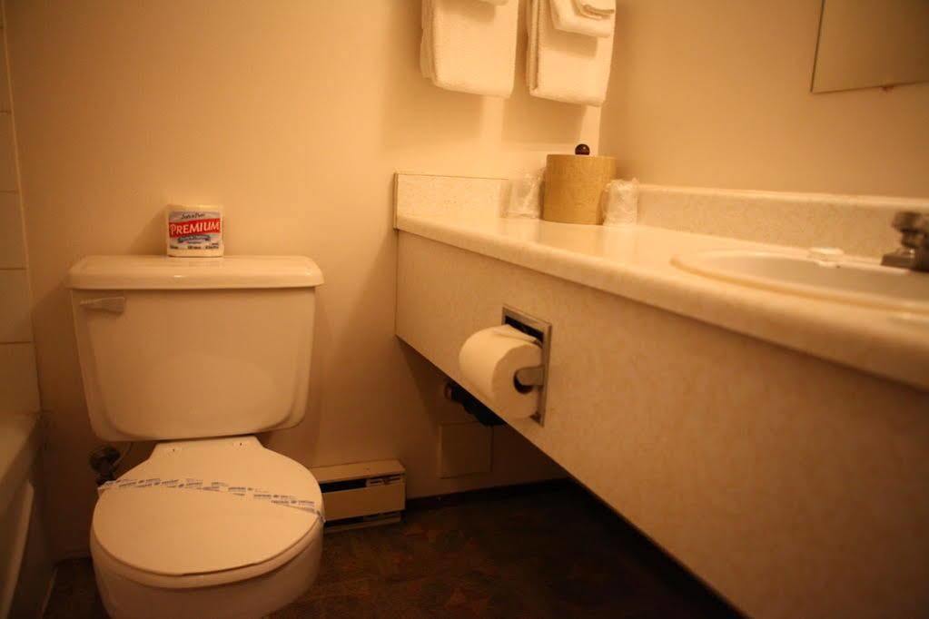 Imperial Motel 100 Mile House Bagian luar foto