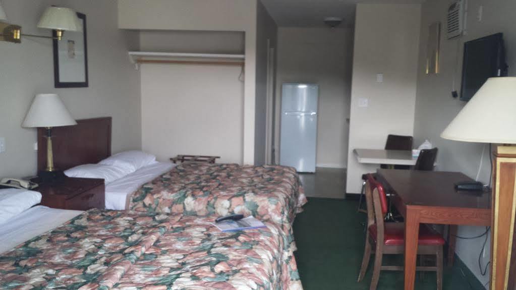 Imperial Motel 100 Mile House Bagian luar foto