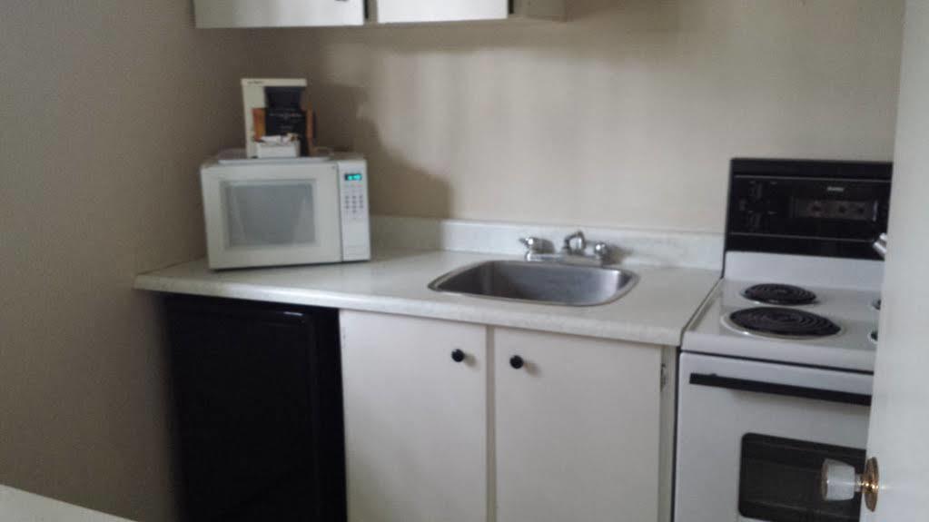 Imperial Motel 100 Mile House Bagian luar foto