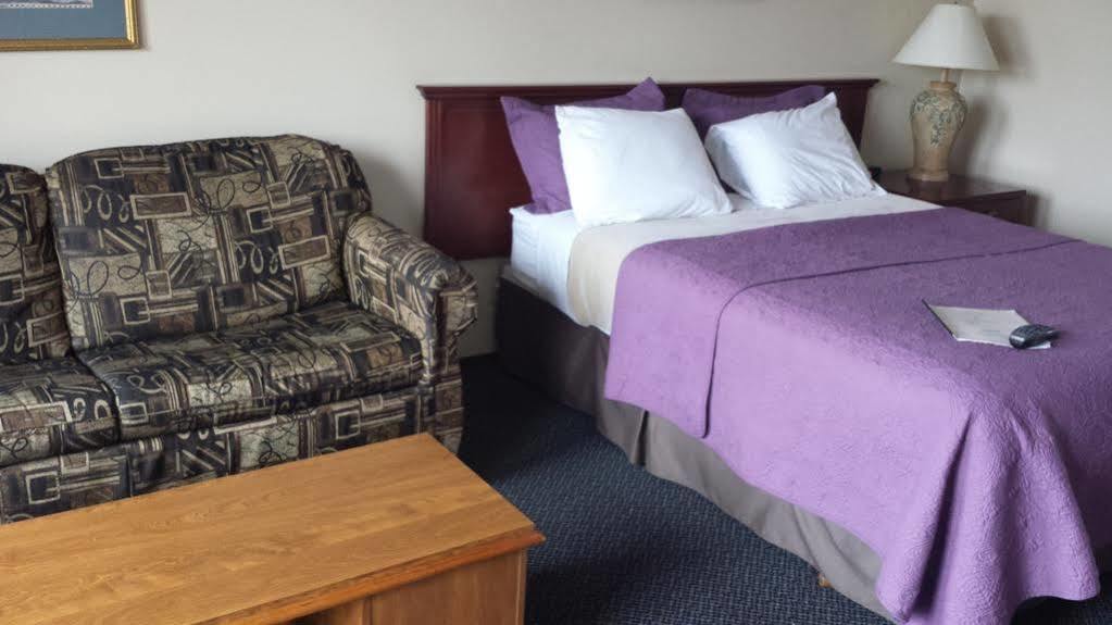 Imperial Motel 100 Mile House Bagian luar foto