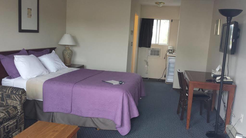 Imperial Motel 100 Mile House Bagian luar foto