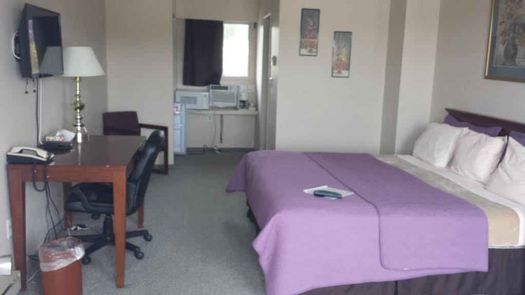 Imperial Motel 100 Mile House Bagian luar foto