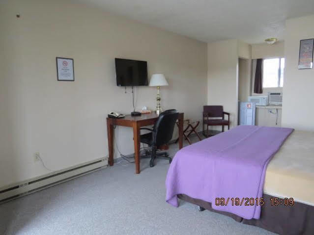 Imperial Motel 100 Mile House Bagian luar foto