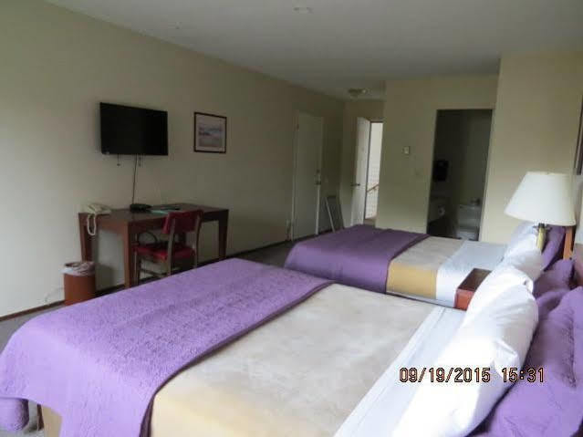 Imperial Motel 100 Mile House Bagian luar foto