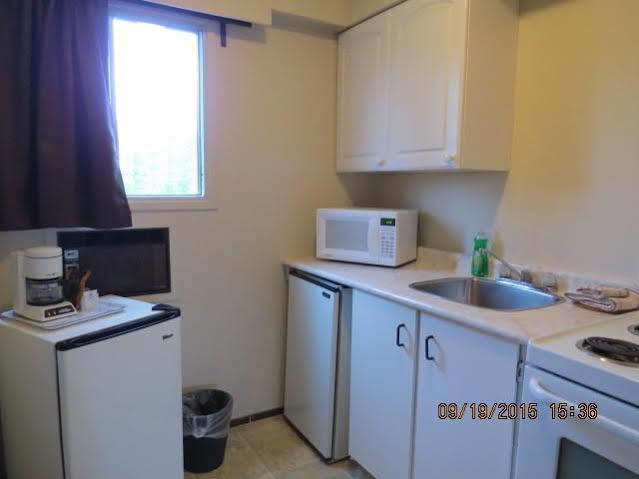 Imperial Motel 100 Mile House Bagian luar foto