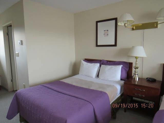 Imperial Motel 100 Mile House Bagian luar foto